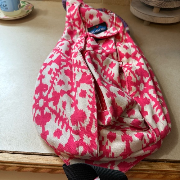 Kavu Handbags - Kavu Pink and White Sling Bag